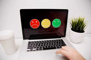 adam bir memnuniyet Anketi müşteri deneyimi için puan mükemmel gülen yüz koyarak