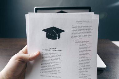 Öğrenim kredisi hesap makinesi ile ücret ya da öğrenci. Eğitim fiyat, üniversite ve giderleri kavramı tasarruf Fonu. Para ve kağıtları masaya. Bütçe hesaplama ve Finans planlama.