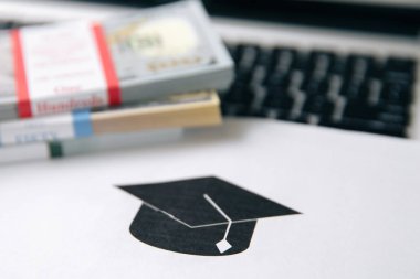 Öğrenim kredisi hesap makinesi ile ücret ya da öğrenci. Eğitim fiyat, üniversite ve giderleri kavramı tasarruf Fonu. Para ve tablo kağıtlara.