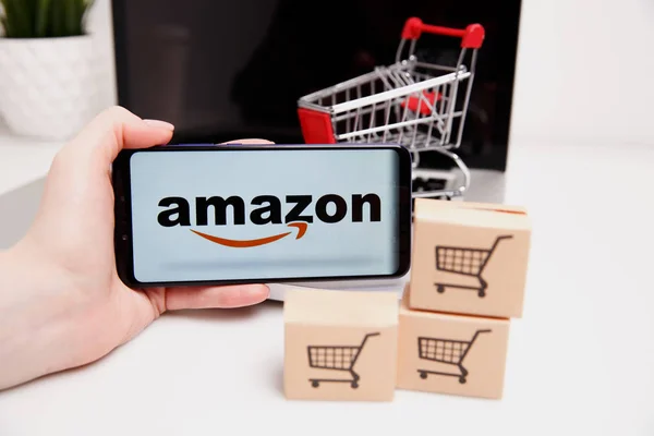 Tula, Rússia - 18 de fevereiro de 2019: Telefone mostrando o logotipo da Amazon, compras online. Amazon.com, Inc. Empresa americana de comércio eletrônico internacional . — Fotografia de Stock