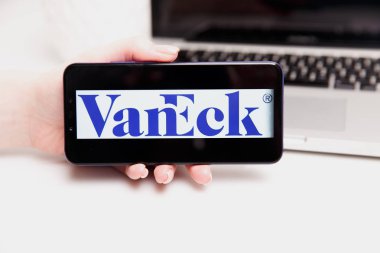 Tula, Rusya - 18 Şubat 2019: Vaneck yatırım yönetimi firma logosu telefon