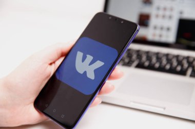 Tula, Rusya - 18 Şubat 2019: Vk logo üstünde smartphone perde. Vkontakte bir Rus sosyal medya ve ağ web sitesidir.