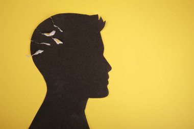 Beyin bozukluğu sembolü insan kafası tarafından sunulan form kağıdı yaptı. Alzheimer hastalığı, demans, hafıza kaybı için yaratıcı fikir ve ruh