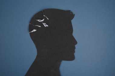 Beyin bozukluğu sembolü insan kafası tarafından sunulan form kağıdı yaptı. Alzheimer hastalığı, demans, hafıza kaybı için yaratıcı fikir ve ruh