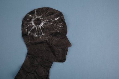 Beyin bozukluğu sembolü insan kafası tarafından sunulan form kağıdı yaptı. Alzheimer hastalığı, demans, hafıza kaybı için yaratıcı fikir ve ruh