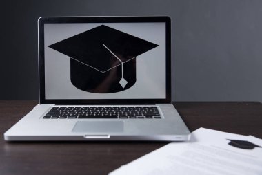 Öğrenim kredisi hesap makinesi ile ücret ya da öğrenci. Eğitim fiyat, üniversite ve giderleri kavramı tasarruf Fonu. Para ve kağıtları masaya. Bütçe hesaplama ve Finans planlama.