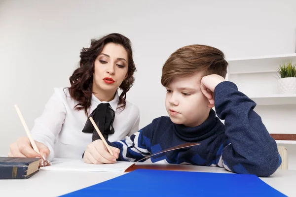 Junger Lehrer versucht, dem Jungen Informationen zu erklären. Gemeinsam erziehen. — Stockfoto