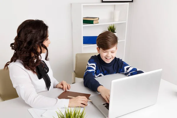 Huiswerk op de laptop. Kind doen van huiswerk en zijn leraar helpt. — Stockfoto