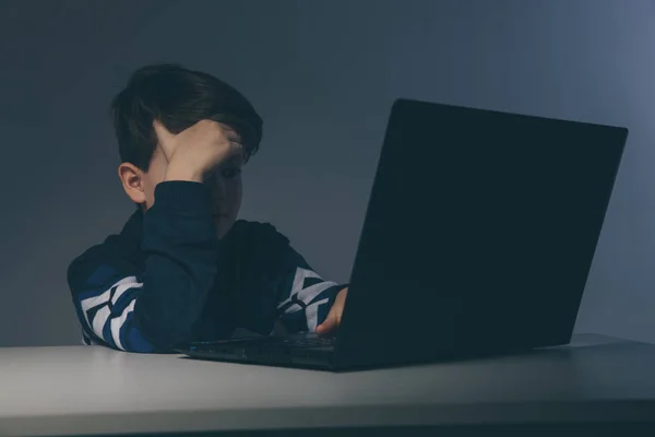 Genç çocuk duygu üzgün infront-in bilgisayar zorbalık portre resim. Stresli üzgün çocuk onun sınıf arkadaşları tarafından zorbalık. — Stok fotoğraf