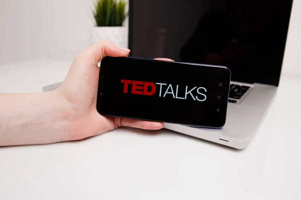 Tula, Rusia - 18 Februari 2019: Logo TED Talks display o — Stok Foto