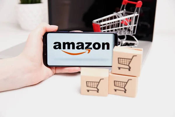 图拉, 俄罗斯-2019年2月18日: 显示亚马逊标志的电话, 网上购物。Amazon. com, Inc. 美国国际电子商务公司. — 图库照片
