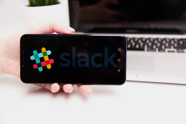 Тула, Россия - 18 февраля 2019 года: на телефоне появится сайт Slack — стоковое фото