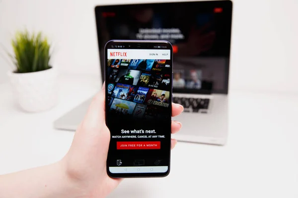 Tula, Russia - 18 Februari 2019: Tutup ikon aplikasi Netflix di layar Laptop. Netflix adalah layanan berlangganan terkemuka internasional untuk menonton TV episode — Stok Foto