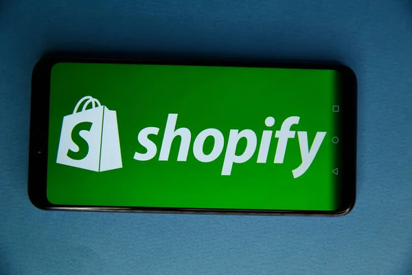 Tula, Російська Федерація - 29 січня 2019: Shopify логотип відображається на сучасного смартфону — стокове фото