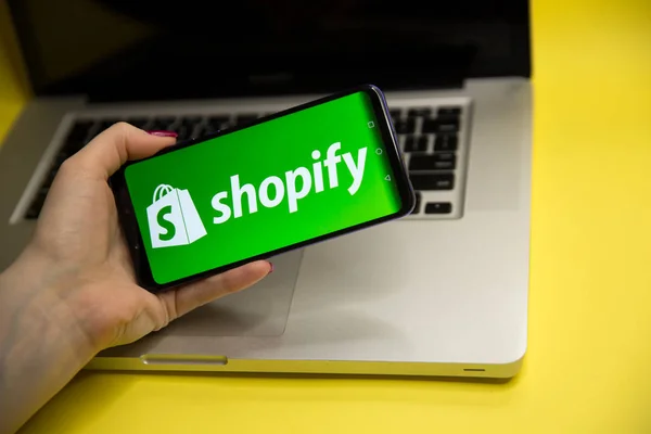 Tula, Російська Федерація - 29 січня 2019: Shopify логотип відображається на сучасного смартфону — стокове фото