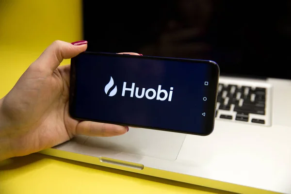 Tula, Rusko - 29 ledna 2019: Huobi globální mobilní aplikace běžící na smartphone. — Stock fotografie
