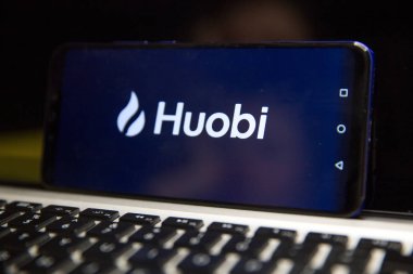 Tula, Rusya - 29 Ocak 2019: Huobi küresel mobil uygulaması smartphone üzerinde çalışıyor.