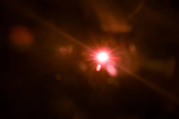 Αφηρημένο φακό φωτοβολίδα κόκκινο φως πάνω από το μαύρο — Φωτογραφία Αρχείου