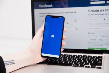 Tula, Rusya - 18 Şubat 2019: Facebook sosyal medya app logo kütük-içinde kayıt kayıt sayfası iş kişi elinde iphone akıllı cihazlarda mobil app ekranda