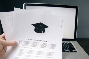 Öğrenim kredisi hesap makinesi ile ücret ya da öğrenci. Eğitim fiyat, üniversite ve giderleri kavramı tasarruf Fonu. Para ve tablo kağıtlara.