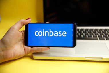 Tula, Rusya - 29 Ocak 2019: Coinbase - Bitcoin satın almak ve daha güvenli cüzdan mobil app üstünde belgili tanımlık göstermek