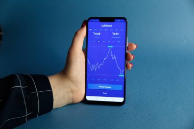 Tula, Rusya - 29 Ocak 2019: Coinbase - Bitcoin satın almak ve daha güvenli cüzdan mobil app üstünde belgili tanımlık göstermek