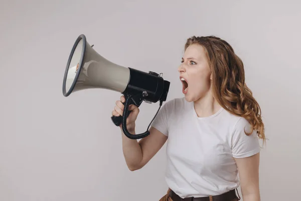 Retrato de uma mulher com raiva segurando megafone e gritando . — Fotografia de Stock