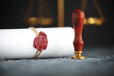 Eski belge üzerinde noter mum mühür. Hukuk Bürosu