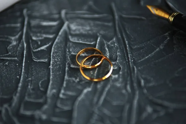 Dos anillos de oro rotos divorcio decreto documento. Concepto de divorcio y separación — Foto de Stock