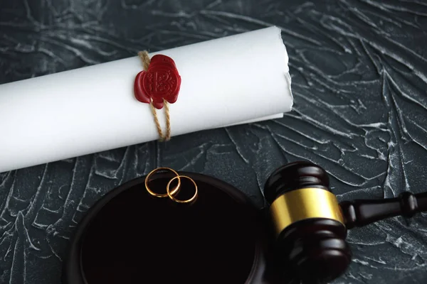 Due fedi nuziali d'oro rotte divorzio decreto documento. Concetto di divorzio e separazione — Foto Stock