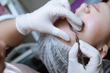 Genç kadın koparma kaşları cımbız ile kapatmak