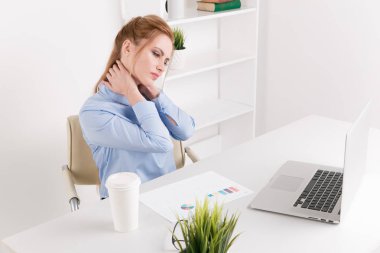Onun çalışma alanı ve duygu neckache bir bilgisayar infront oturan kadın ofis. Üzgün işçi.