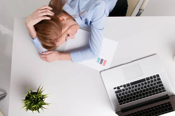 Joven chica de oficina sentada en su lugar de trabajo sintiéndose mal. La mujer tiene dolor de cabeza. Pareces cansado . — Foto de Stock