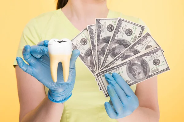 Zbliżenie dłoni osób posiadających białych zębów — Zdjęcie stockowe