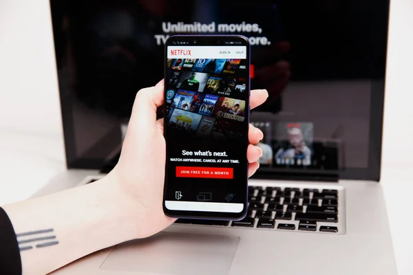 Tula, Russia - 18 Februari 2019: Tutup ikon aplikasi Netflix di layar Laptop. Netflix adalah layanan berlangganan terkemuka internasional untuk menonton TV episode — Stok Foto