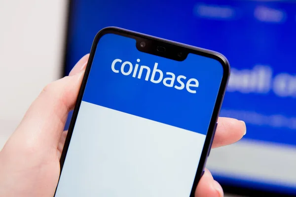 Tula, russland - 18. februar 2019: bitcoin und mehr kaufen, sichere geldbörse mobile app auf dem display — Stockfoto