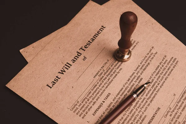 Notarys public pen and stamp on testament and last will. Notary public — Stock Photo, Image