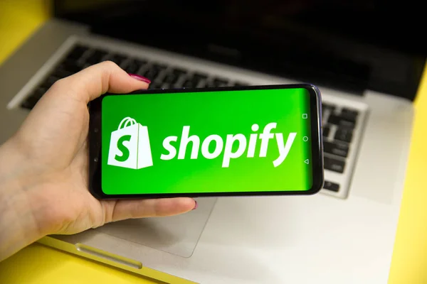 Tula, Rusya Federasyonu - 29 Ocak 2019: modern bir akıllı telefon üzerinde görüntülenen logo Shopify