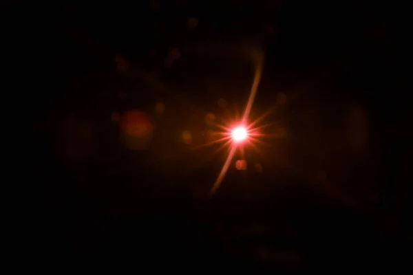 Абстрактна лінза спалахує червоне світло над чорним — стокове фото