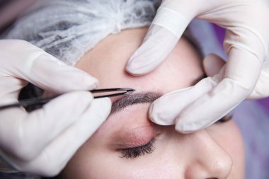 Kalıcı makyaj kaşları için. Microblading kaş. Şevval özçelik güzellik kadın yüzü için kaş dövme yapıyor. Güzel genç kız bir güzellik