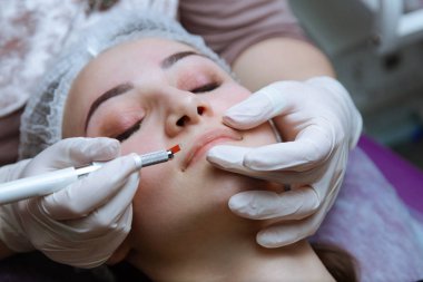 Kalıcı makyaj kaşları için. Microblading kaş. Şevval özçelik güzellik kadın yüzü için kaş dövme yapıyor. Güzel genç kız bir güzellik
