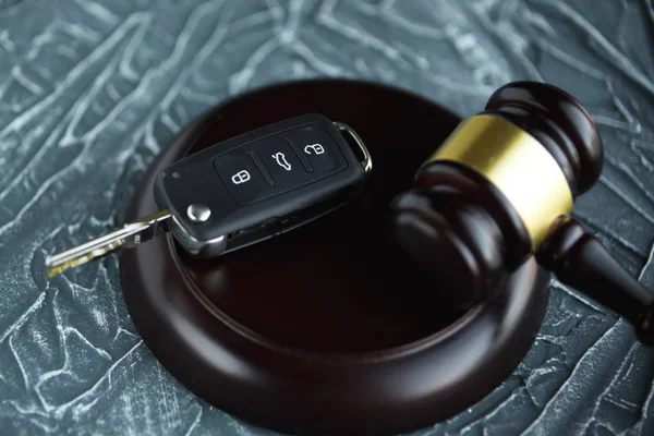 Close-up Of Gavel And Car Key On Sounding Block Against — Stock Photo, Image