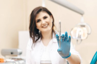 Bir kadın dişçi diş odasında closeup fotoğraf.