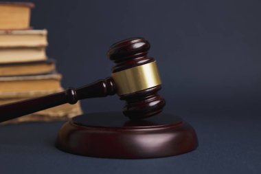 Adalet avukat Hukuk Bürosu takım toplantısı ile tokmak yargıç