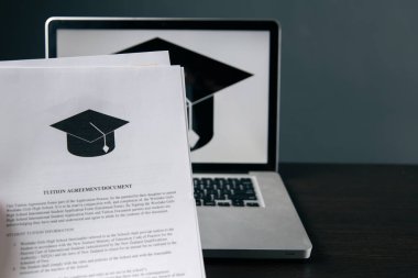 Öğrenim kredisi hesap makinesi ile ücret ya da öğrenci. Eğitim fiyat, üniversite ve giderleri kavramı tasarruf Fonu. Para ve tablo kağıtlara.