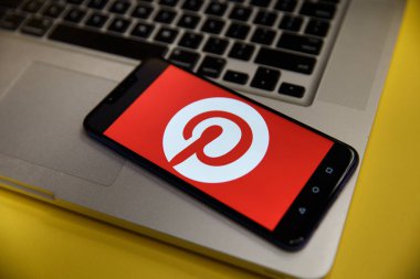 Tula, Rusya - 29 Ocak 2019: Internet hizmet Pinterest üstünde belgili tanımlık perde. Onların ilginç şeyler pin izin veriyor bir online pinboard Pinterest olduğunu.