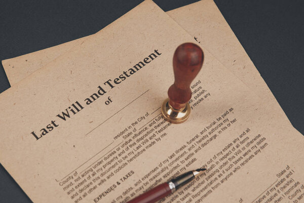 Нотариус публичное перо и печать на завещании и завещании. Нотариус
