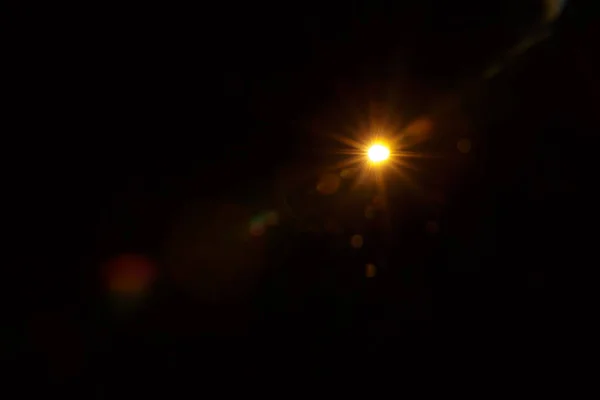 Естественная вспышка на Солнце на черном — стоковое фото