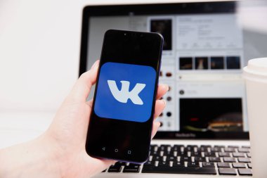 Tula, Rusya - 18 Şubat 2019: Vk logo üstünde smartphone perde. Vkontakte bir Rus sosyal medya ve ağ web sitesidir.
