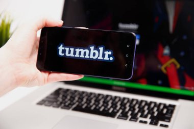 Tula, Rusya - 18 Şubat 2019: smartphone üzerinde görüntülenen Tumblr logosu